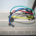 Kleiner Drahtigel zum Anschluss des Microcontrollers an das Programmiergerät